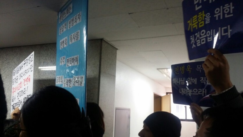 어둠속피켓2.jpg