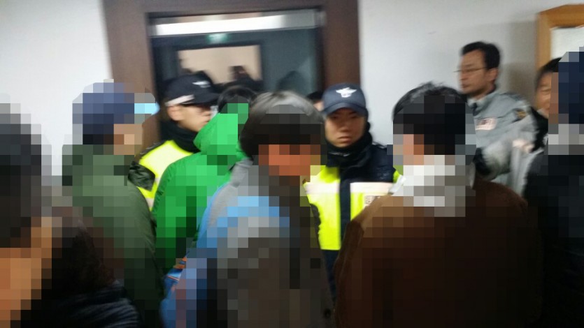 14경찰과카메라_인간장벽.jpg